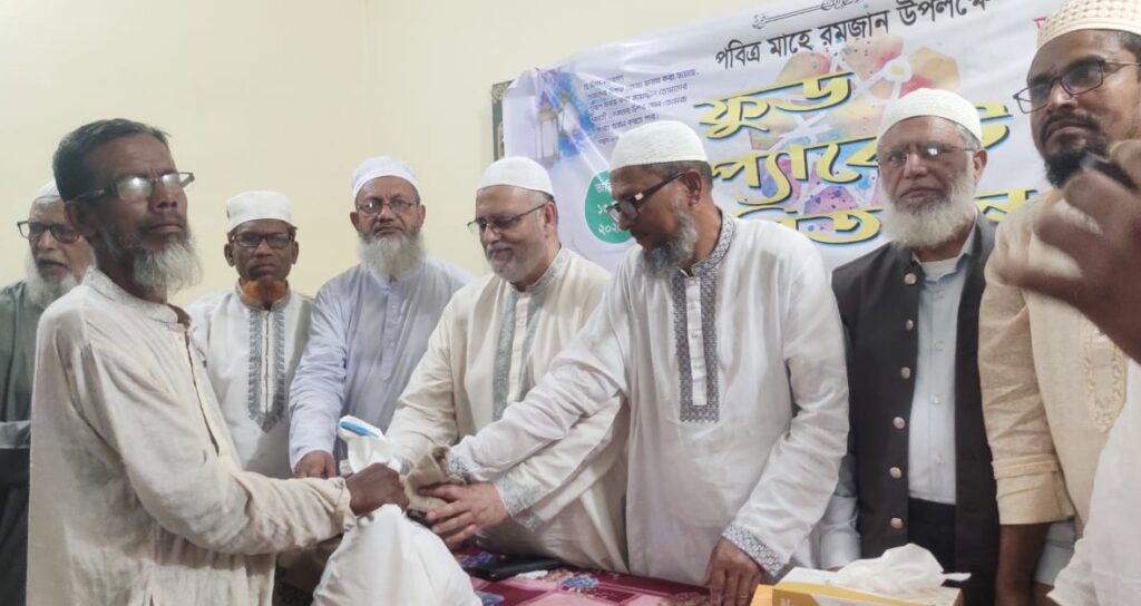 চৌগাছায় জামায়াতের ফুড প্যাকেট বিতরণ