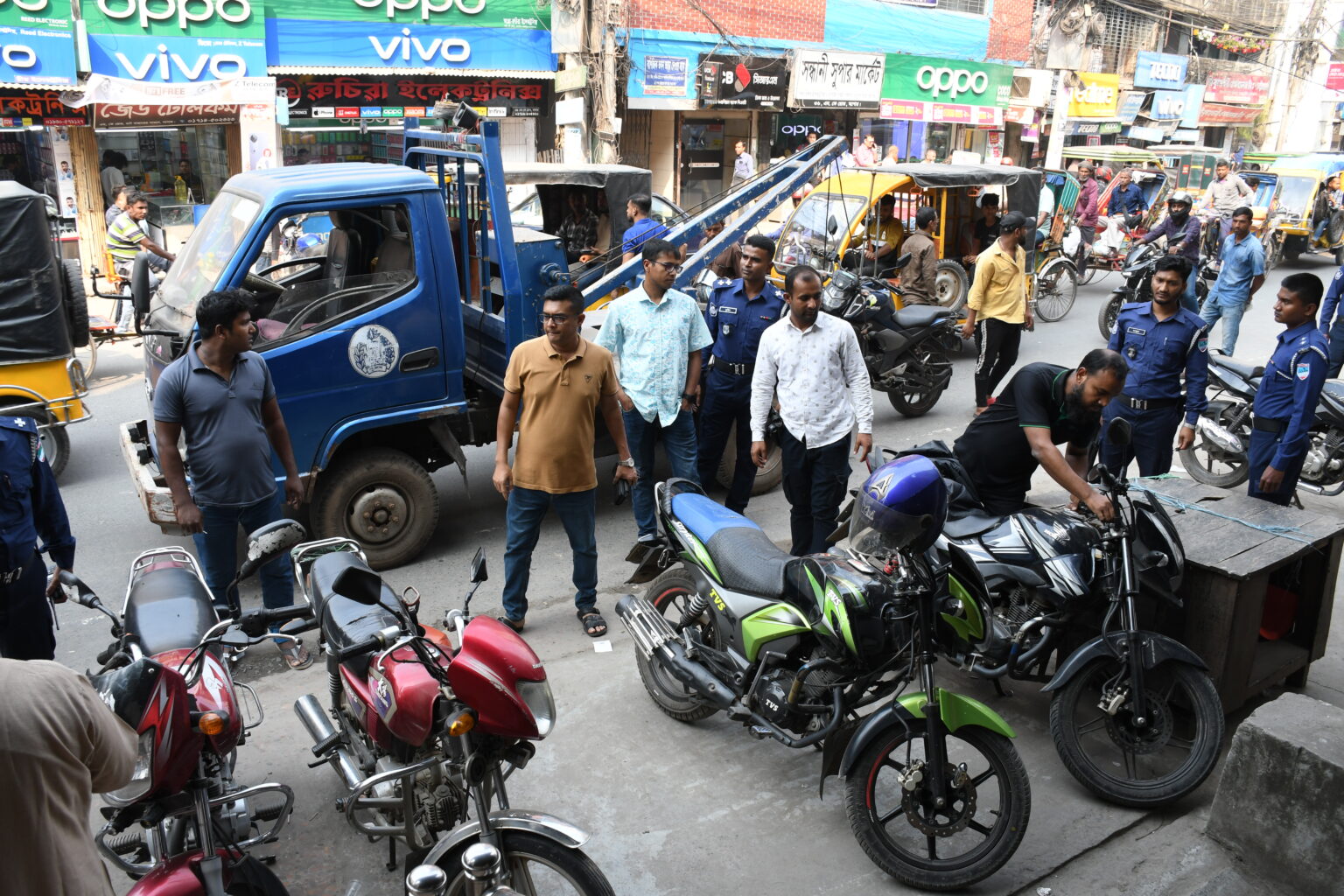 নিজেই অবৈধ দখল উচ্ছেদে নেমেছেন যশোরের ভারপ্রাপ্ত এসপি