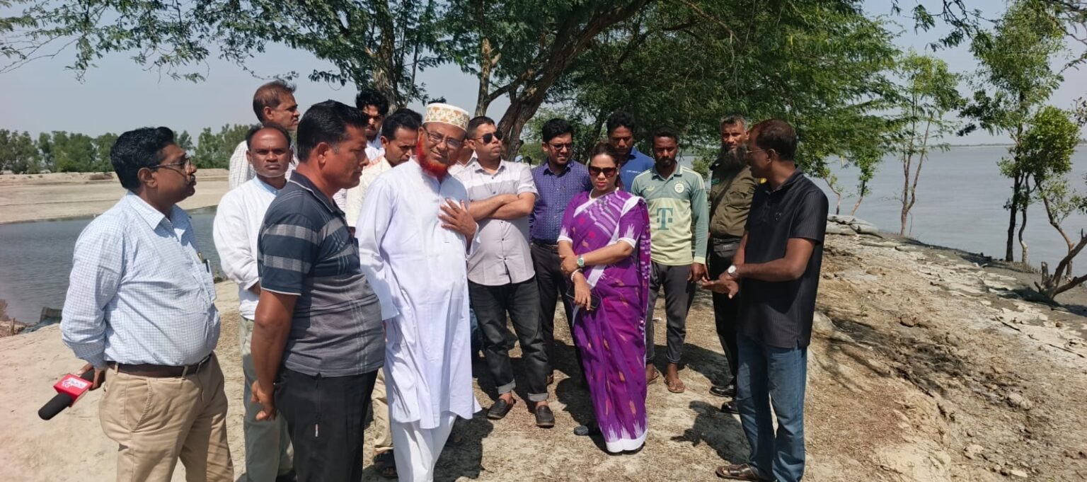 শ্যামনগরে ইউএনও’র ভাঙন কবলিত বাঁধ পরিদর্শন