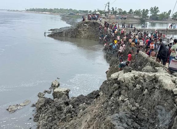 সাতক্ষীরায় খোলপেটুয়ার বেড়িবাঁধ ধসে ৬ গ্রাম প্লাবিত
