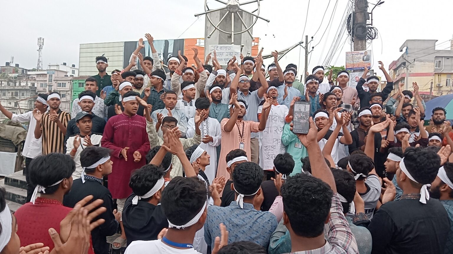 ৬ দফা দাবিতে যশোর পলিটেকনিক শিক্ষার্থীদের কাফন মিছিল