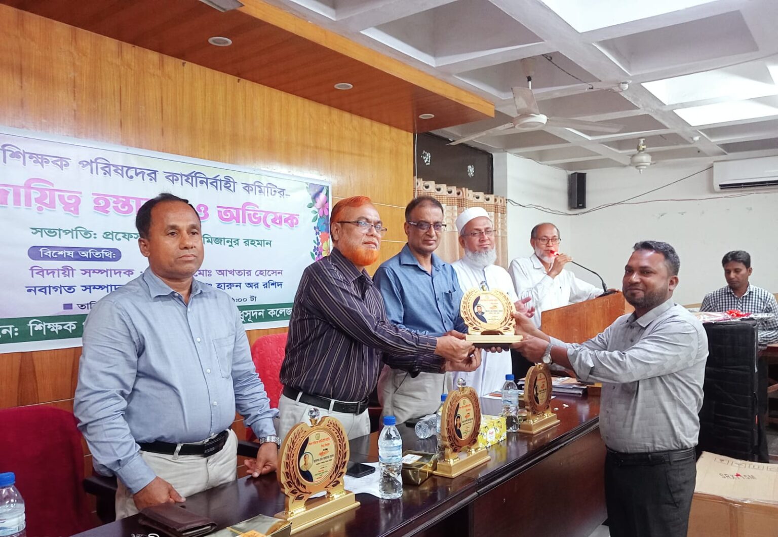 যশোর এম এম কলেজে শিক্ষক পরিষদের দায়িত্ব হস্তান্তর ও অভিষেক