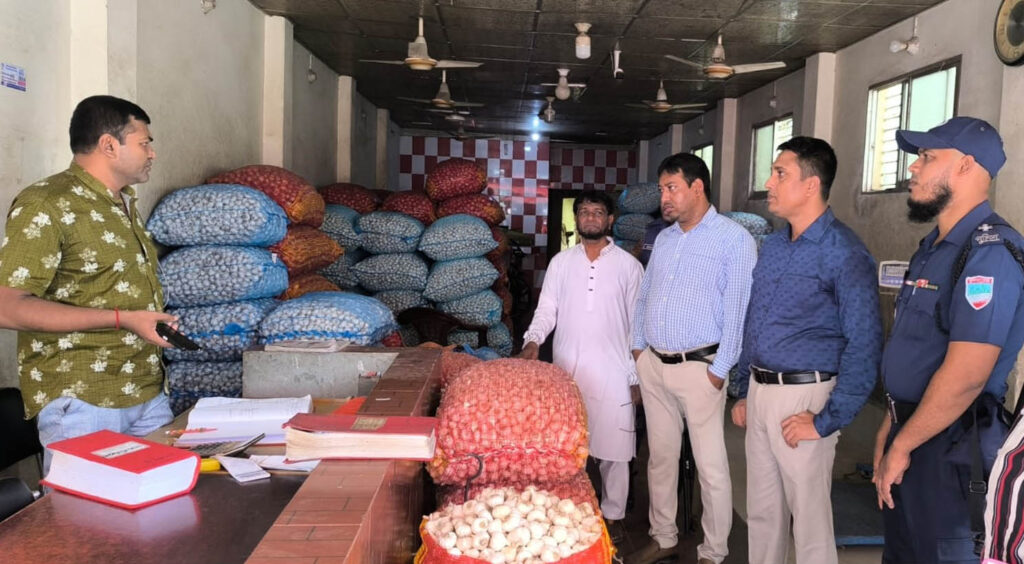 যশোরে ইলিশ ও পেঁয়াজ বাজার নিয়ন্ত্রণে যৌথ অভিযান