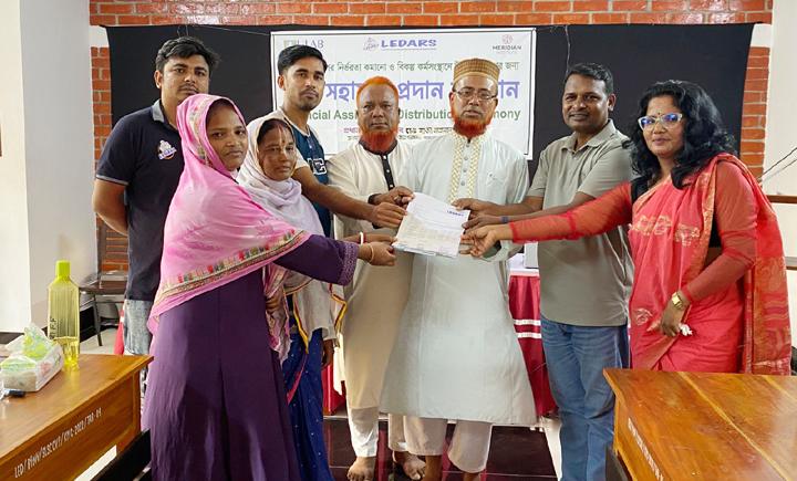 শ্যামনগরে সুন্দরবনের ওপর নির্ভরশীল নারীদের অর্থ সহায়তা প্রদান