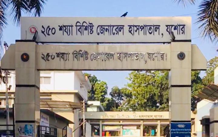 যশোর জেনারেল হাসপাতালে ওষুধ চুরিকালে ধরা