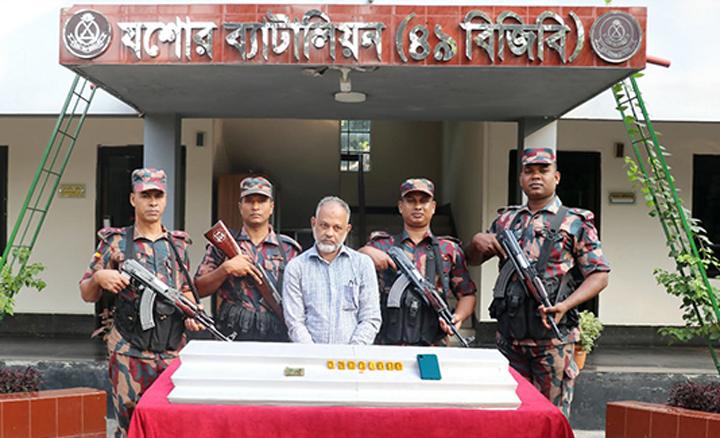 যশোরে ৮টি পিস স্বর্ণের বারসহ আটক ১