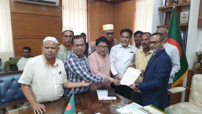 যশোরে আউটসোর্সিং নিয়োগ বাতিল ও স্থায়ী নিয়োগ দাবিতে শ্রমিক ইউনিয়নের স্মারকলিপি