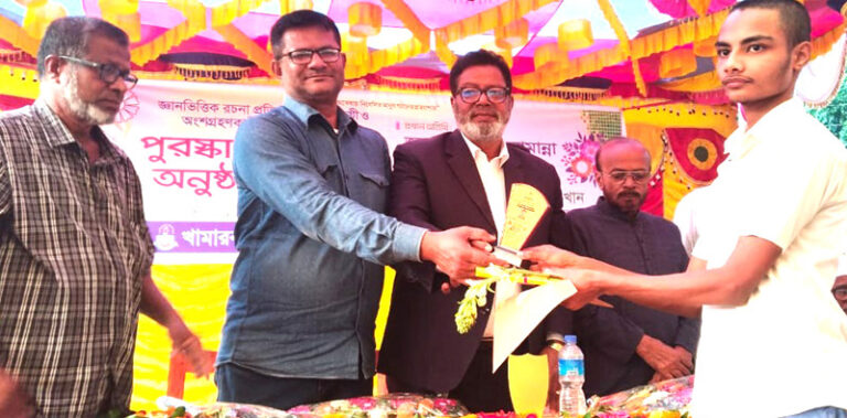 খামারবাড়িতে রচনা প্রতিযোগিতায় বিজয়ীরা পেল কৃতিত্বের সনদ
