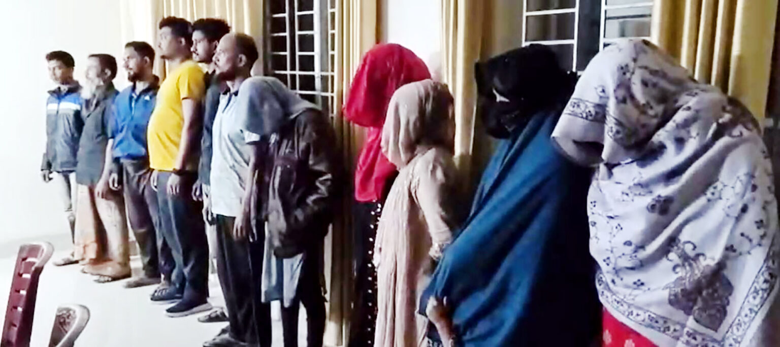 ১৫ বাংলাদেশিকে বেনাপোল বিজিবির কাছে হস্তান্তর