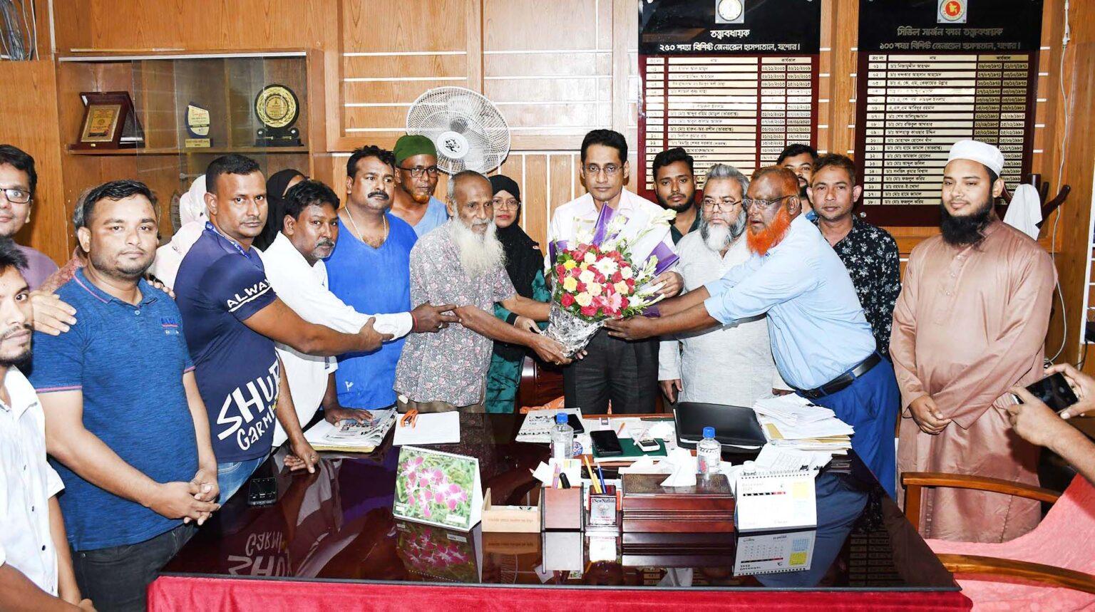 যশোর জেনারেল হাসপাতালের তত্ত্বাবধায়ককে কর্মচারীদের ফুলেল শুভেচ্ছা