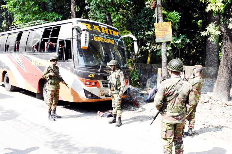 যশোরে পার্কিং করে রাখা বাসে আগুন, অল্পের জন্য রক্ষা পেল বস্তি!