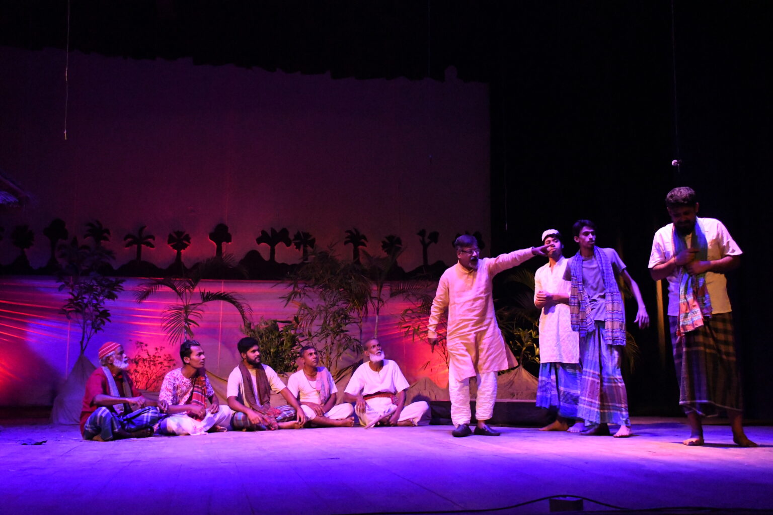 তীর্যক যশোরের নাটক ‘গৈ গেরামের পালা’ মঞ্চস্থ