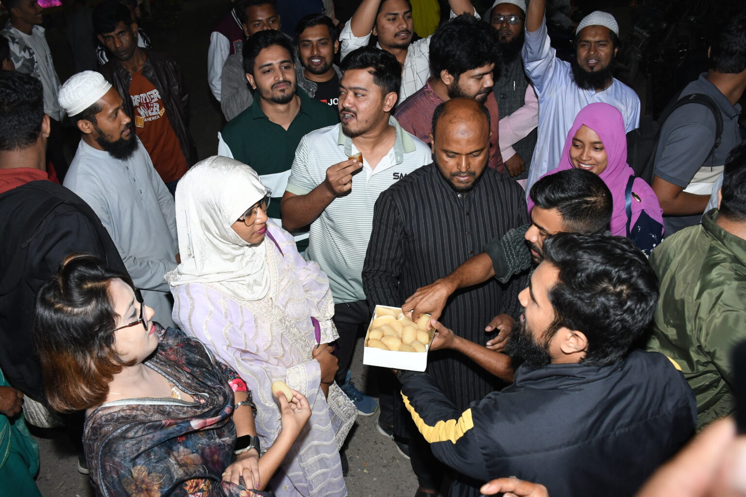 শেখ হাসিনার দ্রুত ফাঁসির দাবিতে যশোরে এনসিপির বিক্ষোভ : মিষ্টি বিতরণ