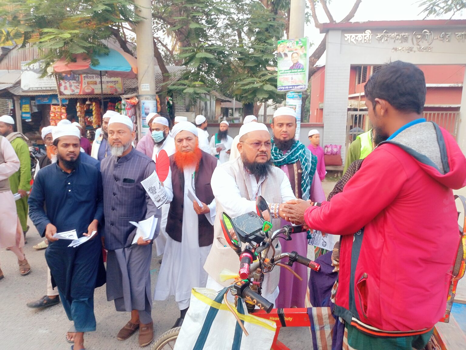 কেশবপুরে হাতপাখার প্রার্থীর গণসংযোগ ও লিফলেট বিতরণ