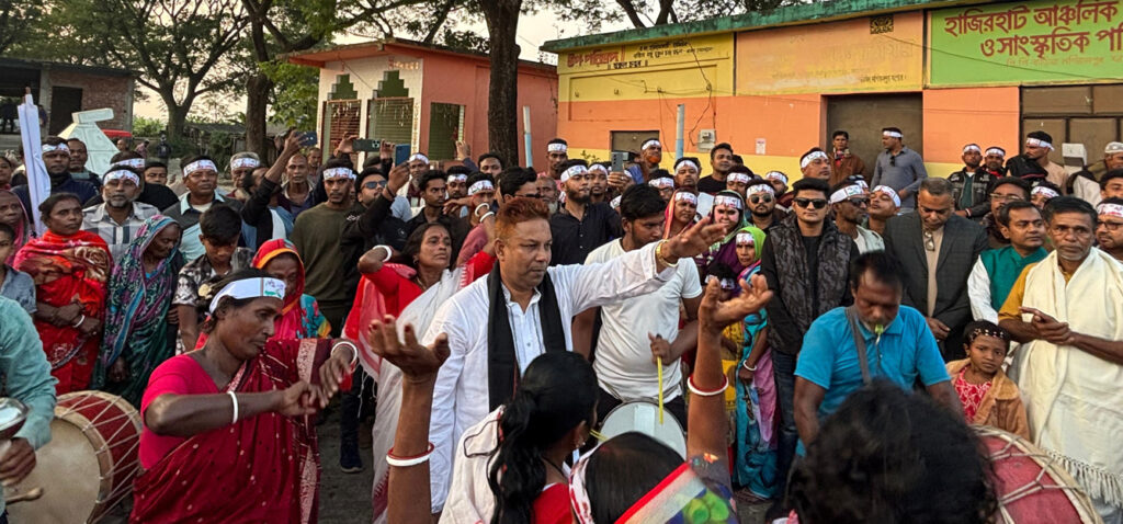 উলুধ্বনি ও ঢাকের তালে মিন্টুকে বরণ করে নিলেন মতুয়া সম্প্রদায় হাজারো নারী-পুরুষ