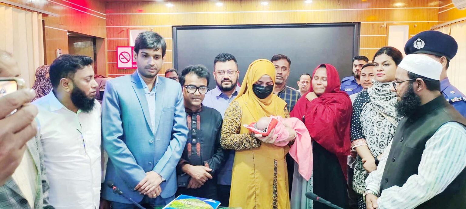 শার্শায় উদ্ধারত নবজাতকের দত্তক পেল বাঘারপাড়ার শিপন ও সুমাইয়া দম্পতি