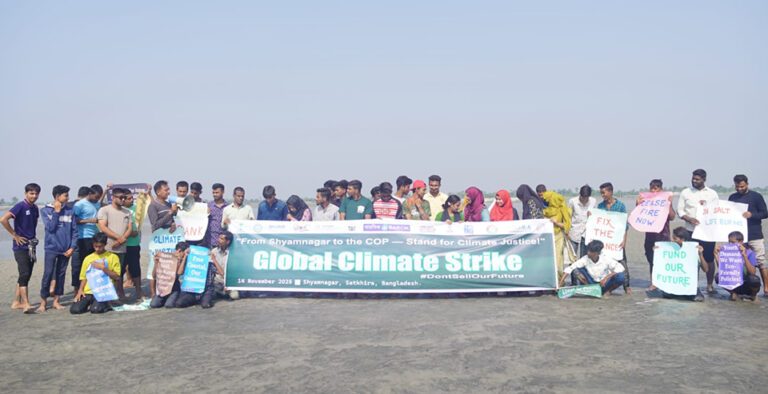 জলবায়ু ন্যায্যতার দাবিতে শ্যামনগরে নদীর চরে মানববন্ধন