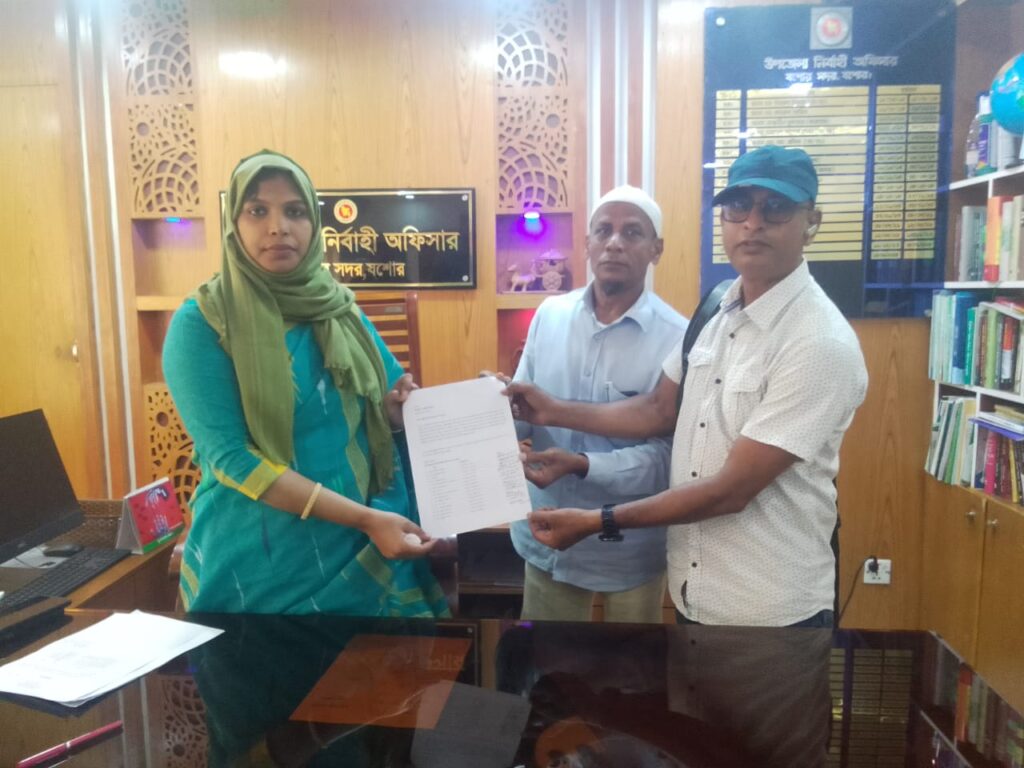 রাস্তা সংস্কারের দাবিতে ইউএনওকে স্মারকলিপি