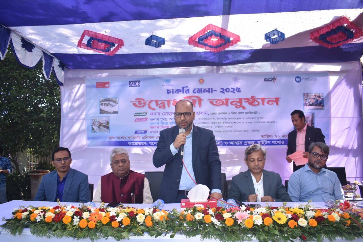 হাতে খাম চোখে স্বপ্ন নিয়ে যশোরে চাকরিমেলায় বেকারদের ভিড়