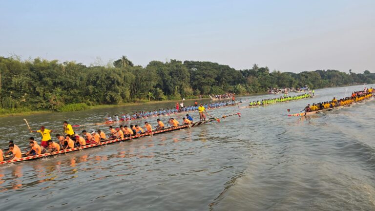 ভৈরব নদে নৌকা বাইচ উপভোগ করলেন হাজারোও মানুষ