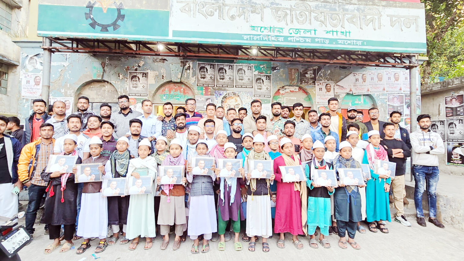 তারেক রহমানের জন্মদিনে যশোরে শিক্ষা উপকরণ বিতরণ