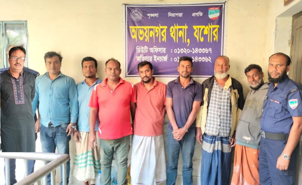 অভয়নগর থানা পুলিশের অভিযানে আটক ৮