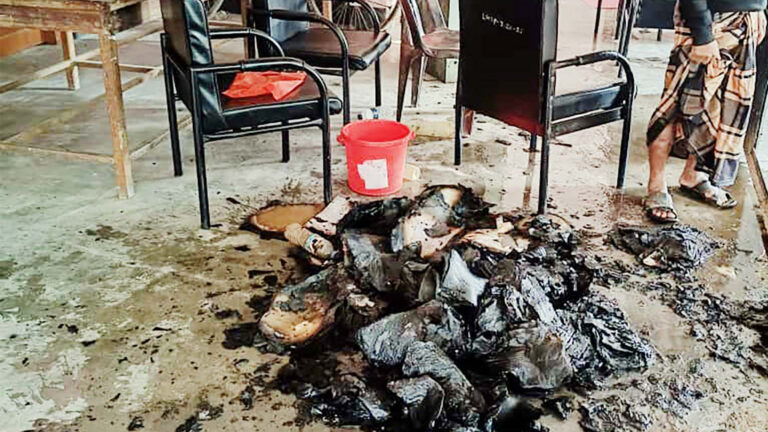 শার্শা নিজামপুর ইউনিয়ন পরিষদে অগ্নিকাণ্ড : পুড়ে গেছে গুরুত্বপূর্ণ কাগজ ও মালামাল