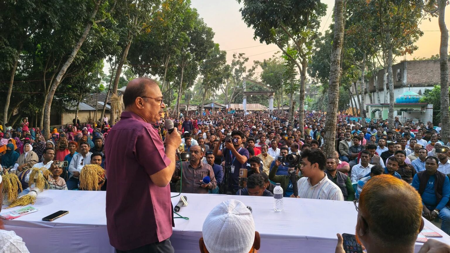 গোগায় ধানের শীষের প্রার্থী মফিকুল হাসান তৃপ্তির পক্ষে উঠান বৈঠক