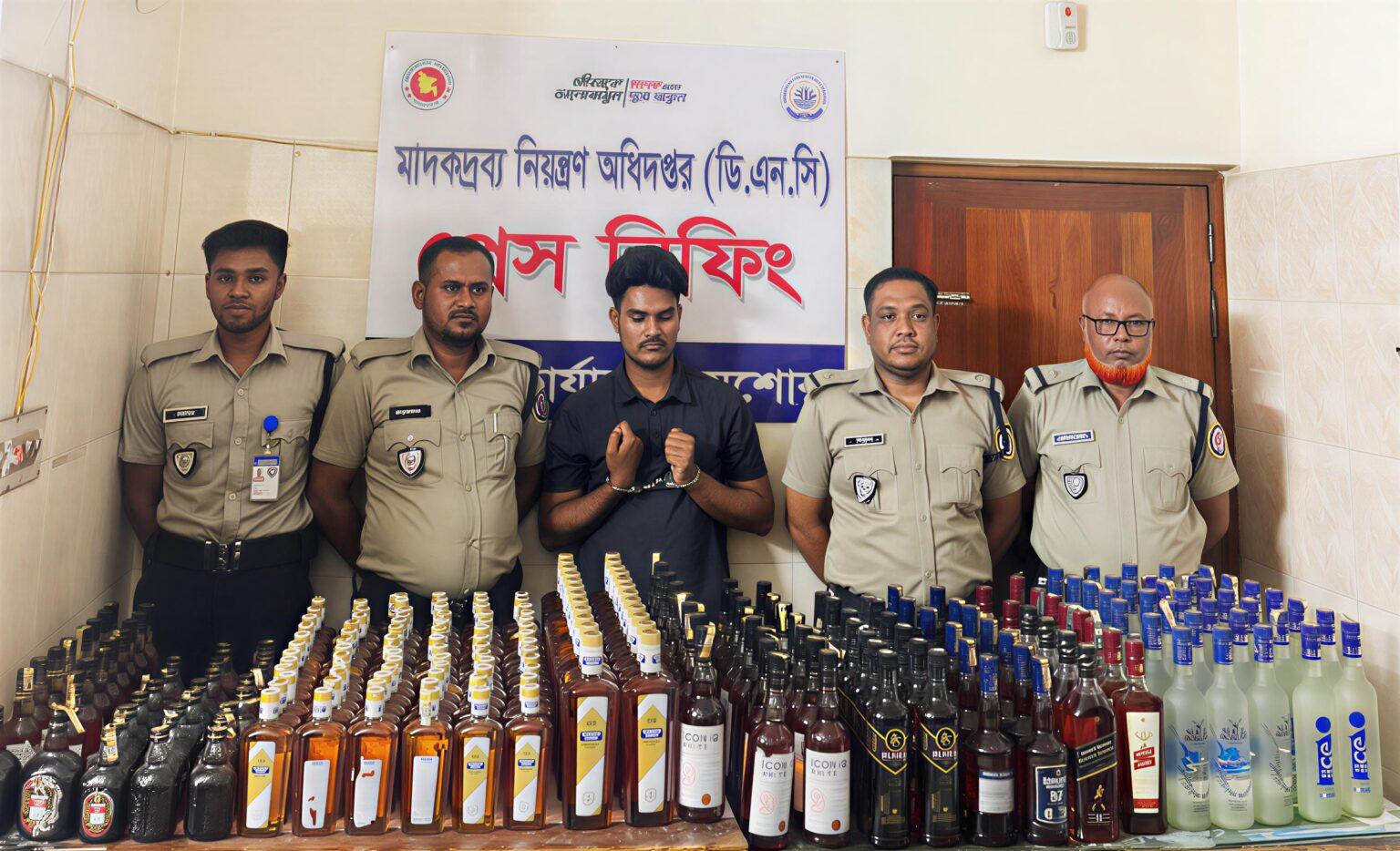 ২৬৫ বোতল বিদেশি মদসহ যুবক আটক, প্রাইভেট কার জব্দ