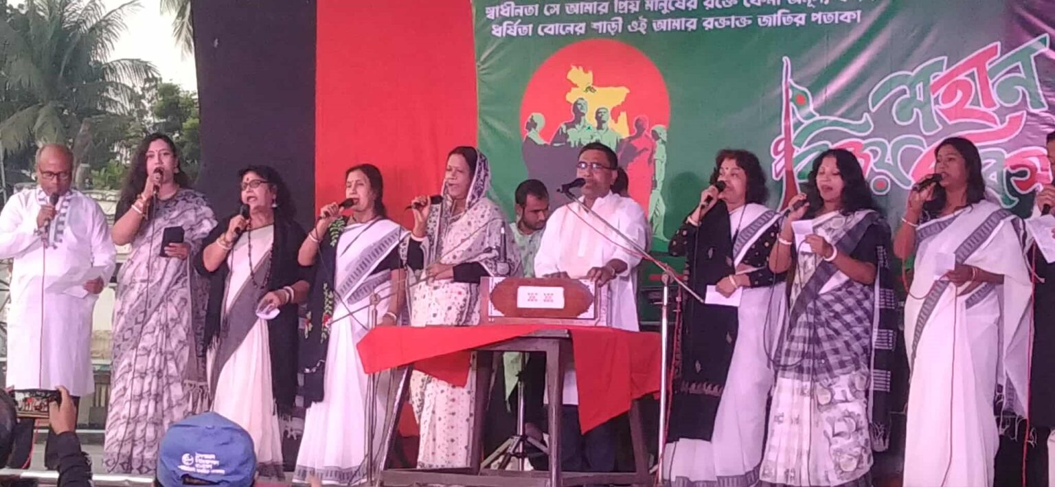 যশোরে বিজয় দিবসের উৎসবে গান আর নাচে মুখর টাউন হল ময়দান