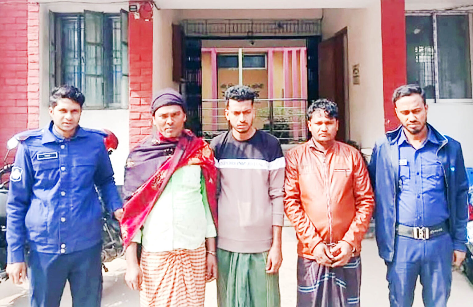 সাতক্ষীরায় পুলিশ ফাঁড়িতে হামলার ঘটনায় তিনজন গ্রেপ্তার