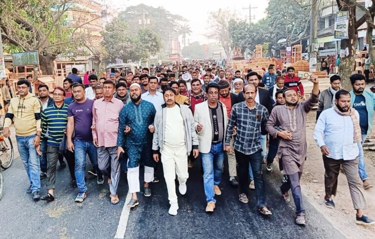 ইনকিলাব মঞ্চের মুখপাত্র হাদির উপর হামলার প্রতিবাদে বাগআঁচড়ায় বিক্ষোভ মিছিল