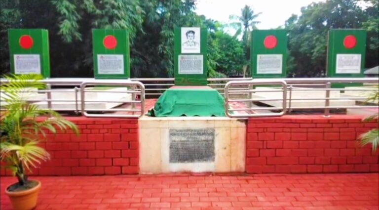 শ্রদ্ধা জানাতে প্রস্তুত জাতির শ্রেষ্ঠ সন্তান বীরশ্রেষ্ঠ নূর মোহাম্মদ শেখের সমাধীস্থল