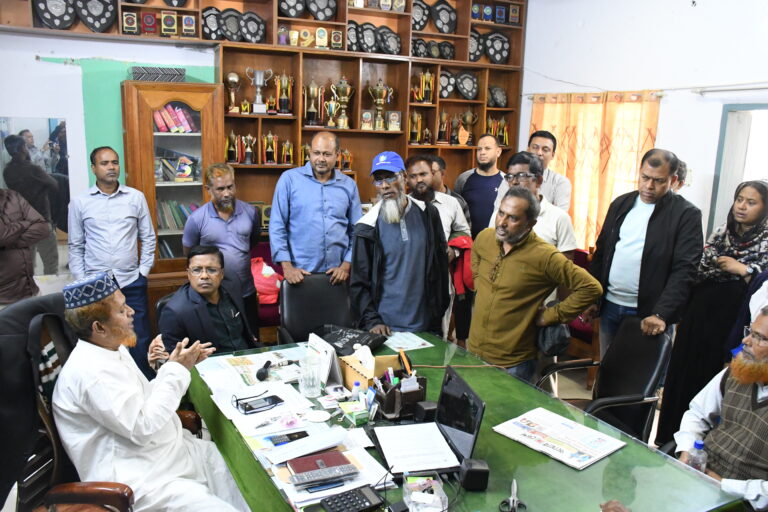 যশোরে সরকারি মাধ্যমিক বিদ্যালয়ের শিক্ষকদের কর্মবিরতি, পরীক্ষা বন্ধ থাকায় বিপাকে শিক্ষার্থীরা