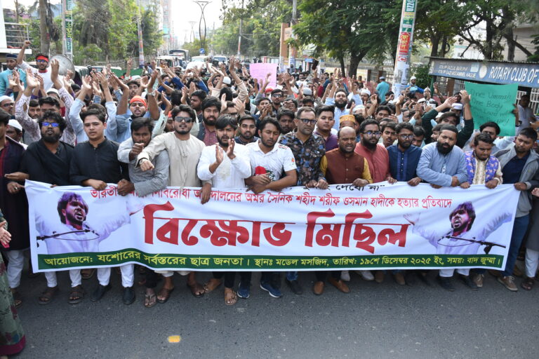 হাদির মৃত্যুর খবরে উত্তাল হয়ে ওঠে যশোর