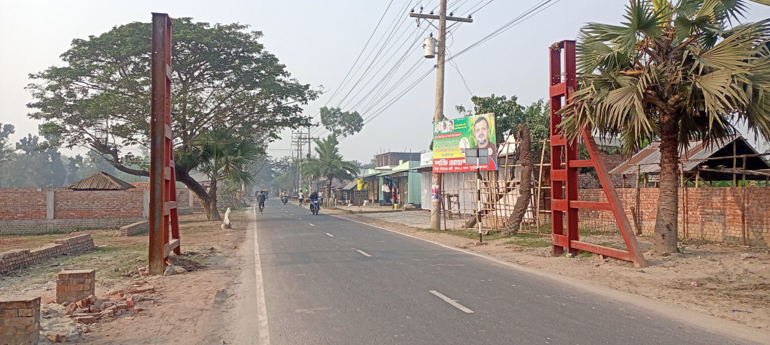 ডুমুরিয়ায় সড়ক রক্ষায় লোহার বার খুলে নিল দুষ্কৃতকারীরা