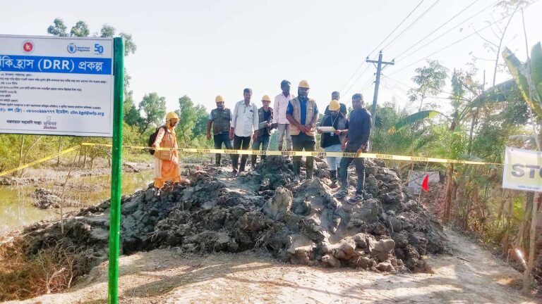 সুন্দরবন উপকূলে কোটি টাকা ব্যয়ে বেড়িবাঁধ সংস্কার কাজ এগিয়ে চলছে