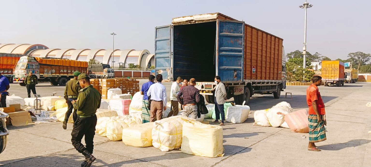 বেনাপোল বন্দরে ভারতীয় ট্রাকে কোটি টাকার অবৈধ পণ্য