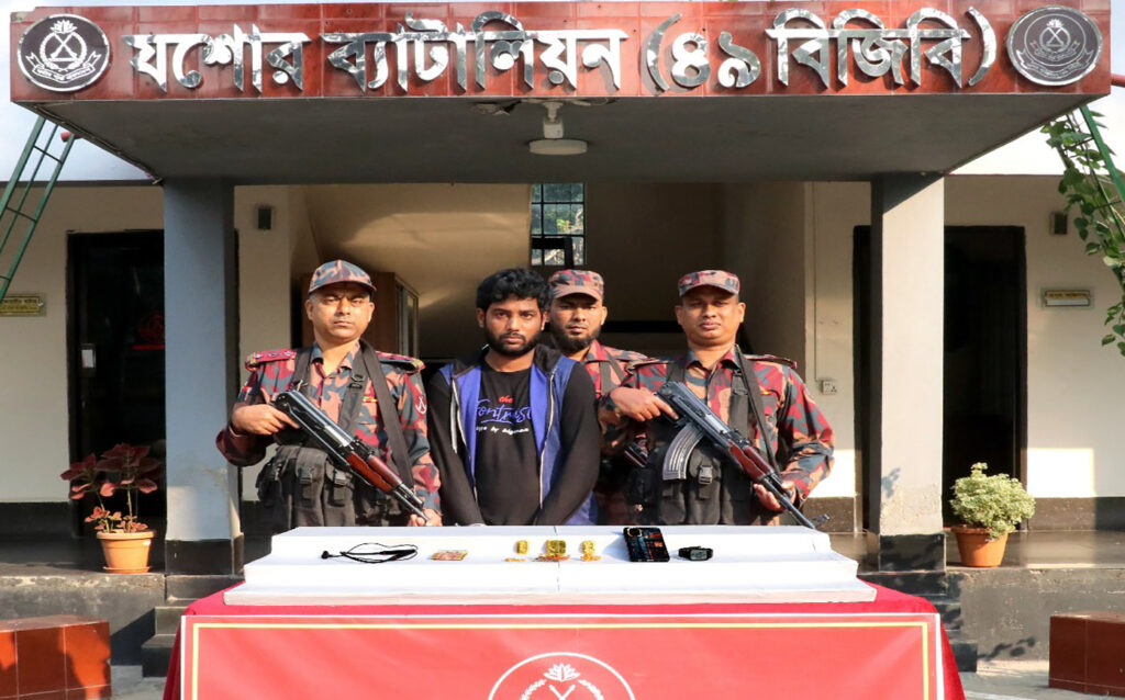 যশোরে স্বর্ণেরবার ও স্বর্ণালংকারসহ পাচারকারী আটক