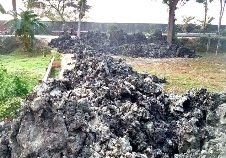 যশোরে মাটি দিয়ে রাস্তা বন্ধের অভিযোগ