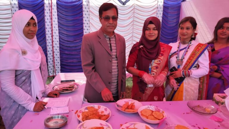 কালিগঞ্জ রোকেয়া মনসুর মহিলা কলেজে বর্ণিল পিঠা উৎসব