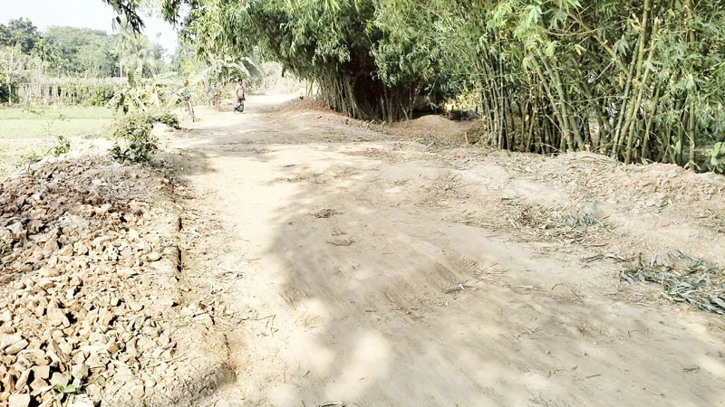 রাস্তা খুঁড়ে লাপাত্তা ঠিকাদার দুর্ভোগে সাত গ্রামের মানুষ