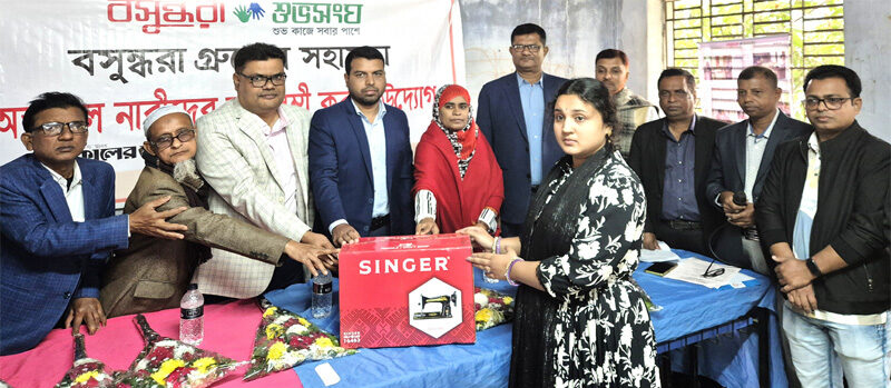 মণিরামপুরে শুভসংঘর উদ্যোগে সেলাই মেশিন বিতরণ
