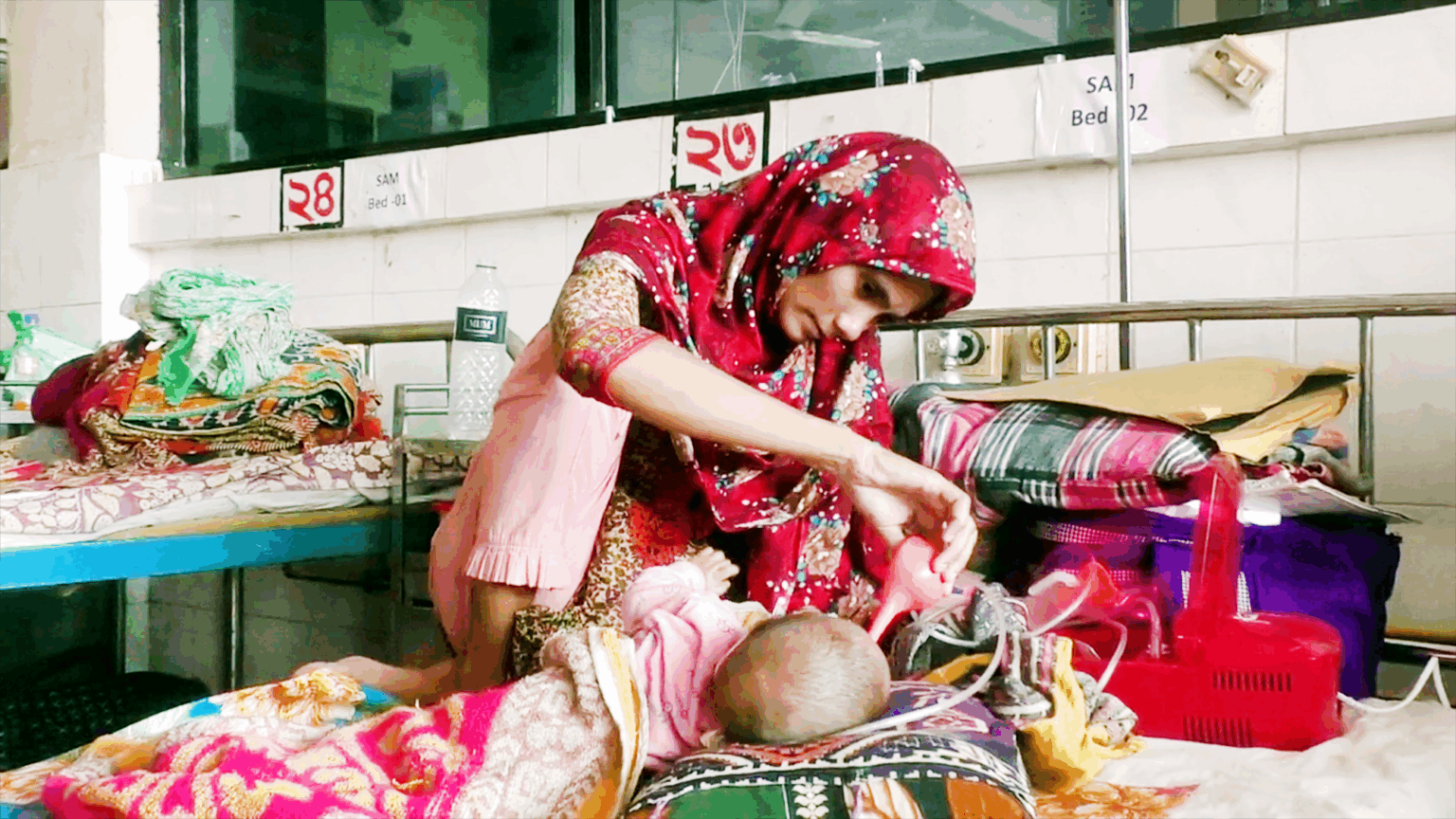 সন্তানের চিকিৎসায় ব্যকুল অভিভাবক