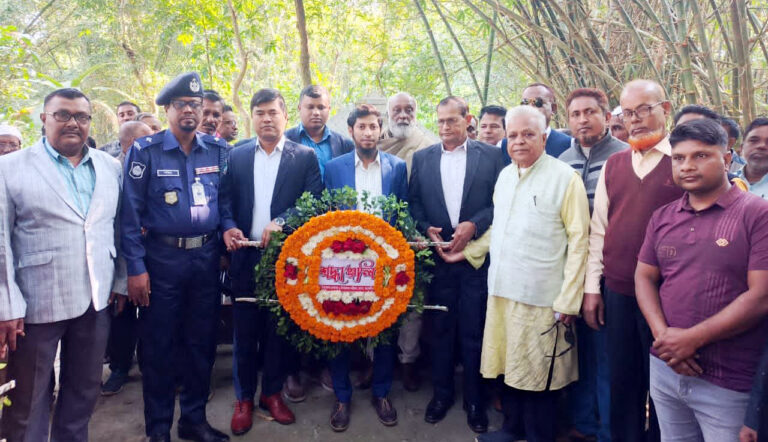 তালার মাগুরায় ৪ শহীদ মুক্তিযোদ্ধার মাজারে পুষ্পমাল্য অর্পণ