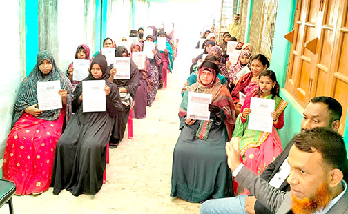 নারী ভোটারদের সচেতনতায় সাতক্ষীরায় উঠান বৈঠক