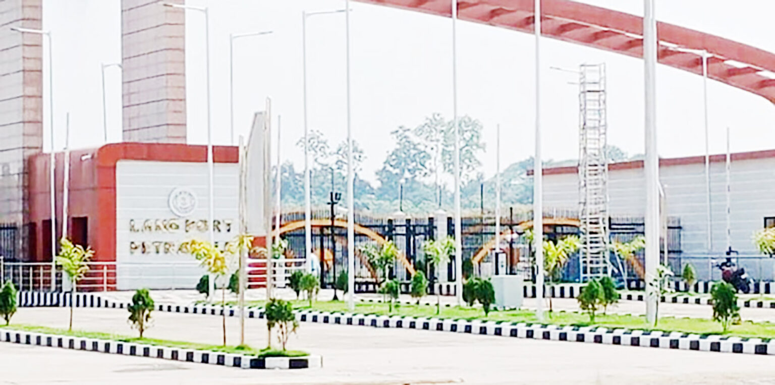 বছরের প্রথম দিন থেকেই পেট্রাপোল বন্দরে যাত্রীদের গুণতে হচ্ছে অতিরিক্ত ফি