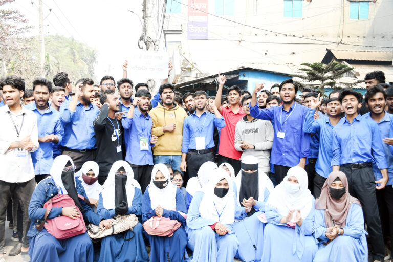 ১০ম গ্রেডে বিএসসি ডিগ্রিধারীদের সুযোগের প্রতিবাদে যশোরে বিক্ষোভ