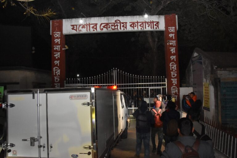 প্যরোলে মুক্তি না পেয়ে কারাফটকেই মৃত স্ত্রী-সন্তানের মুখ দেখলেন ছাত্রলীগ নেতা সাদ্দাম