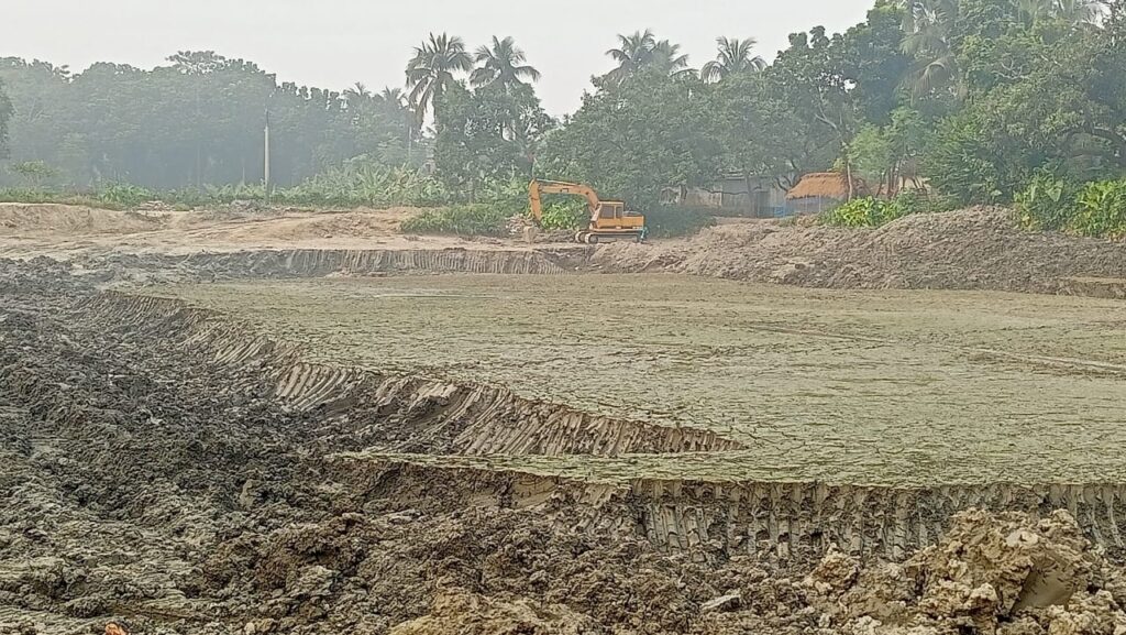 কোটচাঁদপুরে সরকারি ওয়াকফ পুকুরের মাটি বিক্রির অভিযোগে মামলা